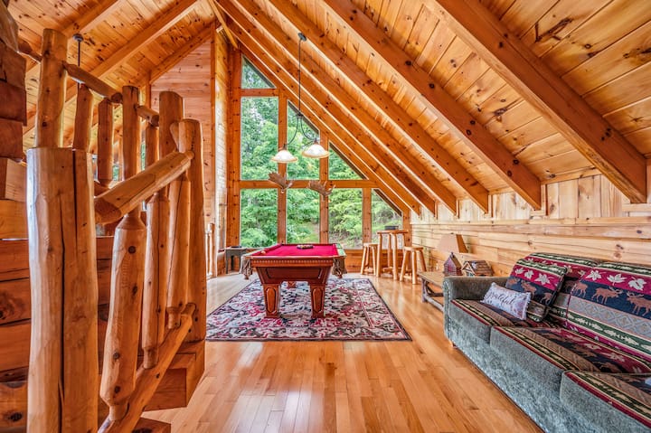 הקומה השנייה (לופט) כוללת גם שולחן ביליארד וספה. הספה נפתחת לספה עם מיטת קווין סייז למרחב שינה נוסף במידת הצורך.