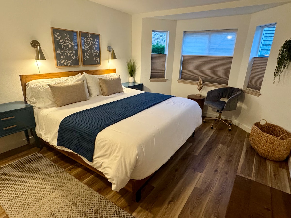 Chumba cha kulala kikuu kinatoa mapumziko bora baada ya siku ndefu. Mapazia ya kufunika chumba hutoa uwezo wa kubadilika katika kurekebisha mazingira ya chumba kulingana na mapendeleo yako. Kitanda cha ukubwa wa kifalme huhakikisha starehe ya hali ya juu.