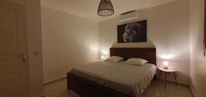 Posteľ 180 x 190 cm (2 samostatné matrace 90 x 190 cm) a šatňa