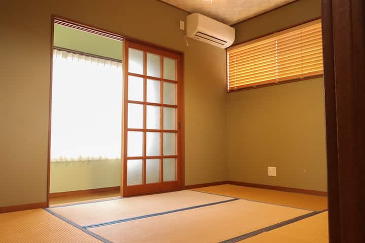 Au 2e étage, il y a une chambre de style japonais de 6 tatamis, et 2-3 personnes peuvent dormir sur des futons.