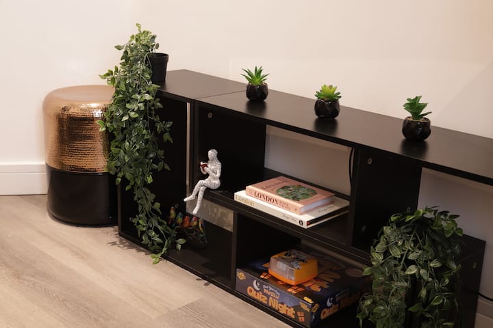 Clean Lines & Cozy Vibes: Refined 2br Flat In Bury - Rochdale
