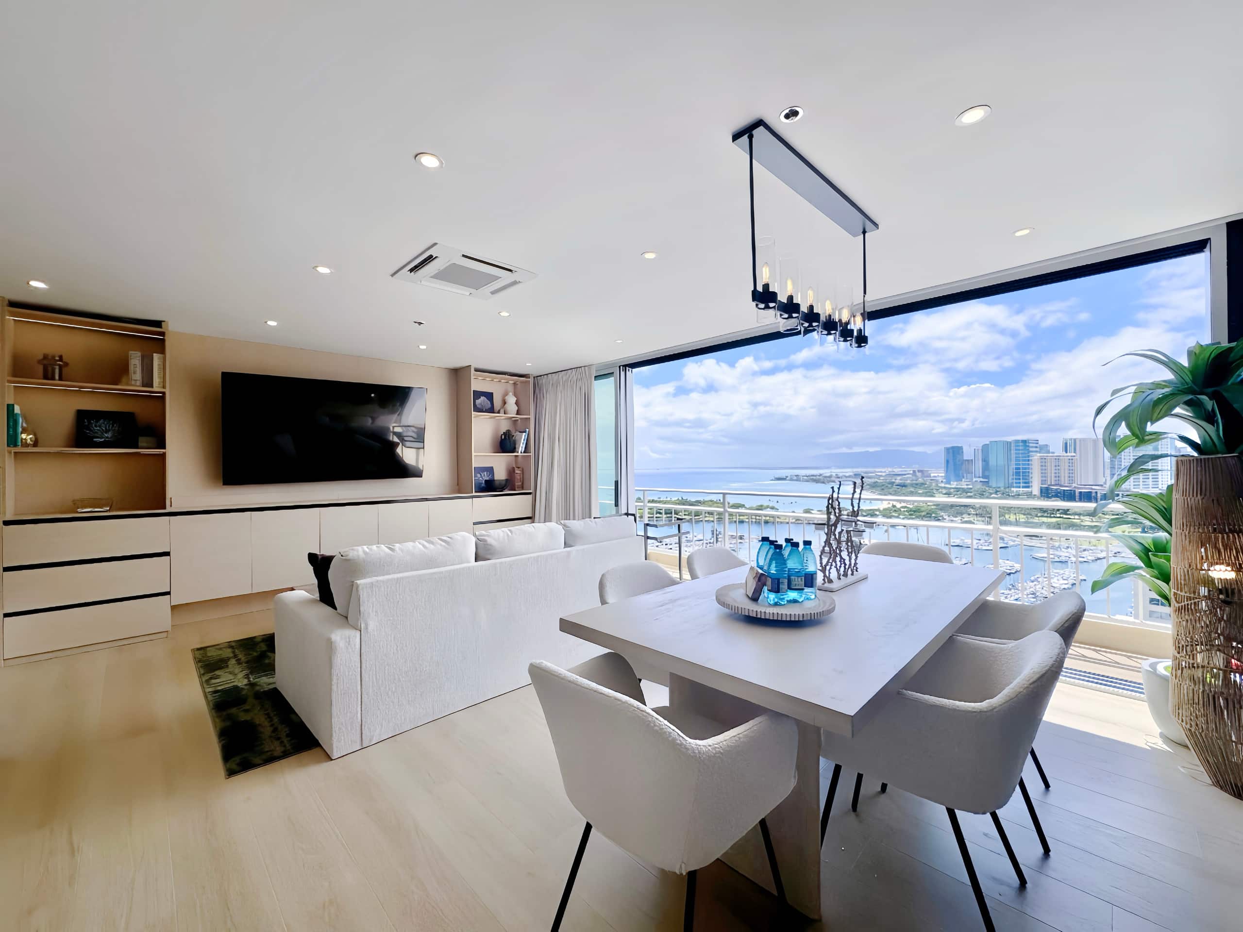 Ilikai Penthouse-Luxury Oceanview 2BR/2BTH/Parking - Image 2