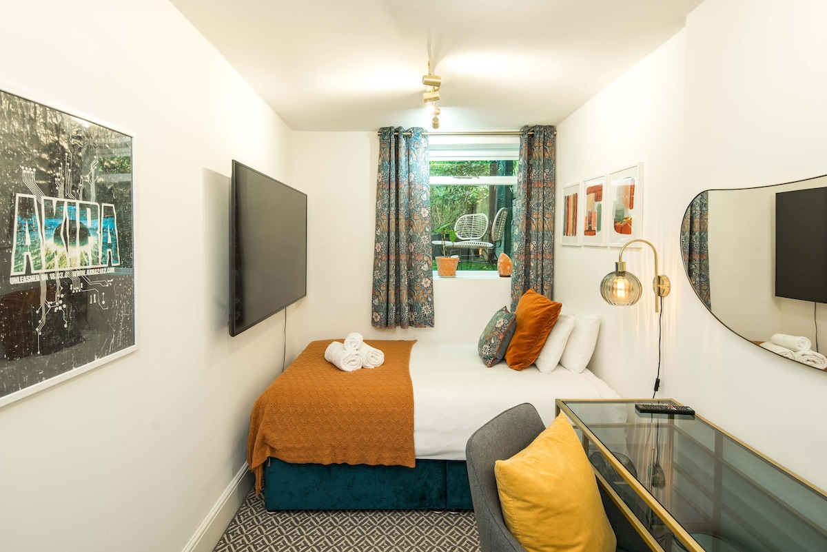 Креветот во оваа соба е со мала двојна големина (120 см x 190 см или 48" x 75") со полуцврст душек. 