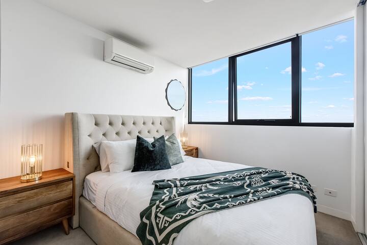 Luxe Sky High Beachside Haven gallery image 3