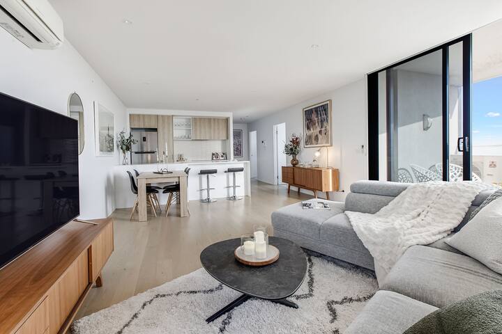 Luxe Sky High Beachside Haven gallery image 5