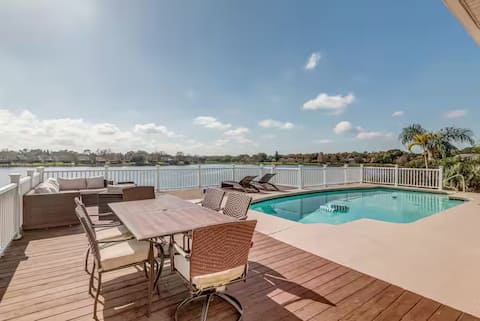 Modern Lakefront Escape · Pool & 4 Beds & near DT