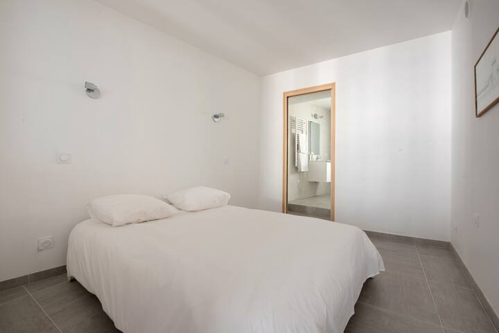 Chumba cha kulala chenye ufikiaji wa bafu la kujitegemea 