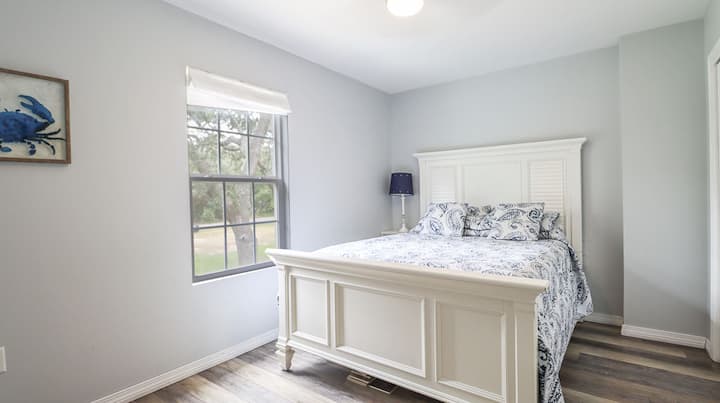 El dormitorio delantero tiene una cómoda cama tamaño queen, TV y baño adjunto.