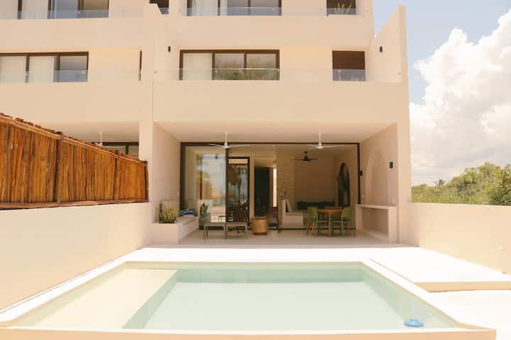 Beachfront house with 4bedr/5beds