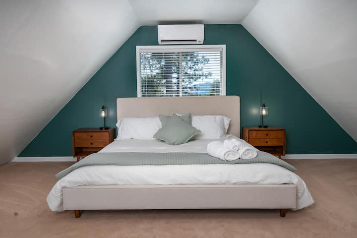 Master bedroom with king memory foam mattress for a killer nights sleep.