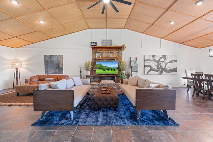 Twisted Tree River Views | Hot Tub | Sleeps 10 - Muskogee, OK