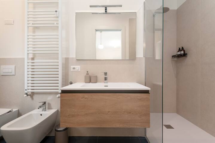 Intero APT 3 stanze 3 bagni a 5 min da Stazione gallery image 5