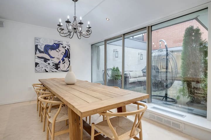 Yorkville Penthouse- Private Rooftop & Parking 307