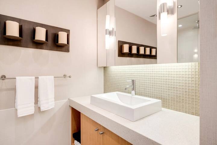 Yorkville Penthouse- Private Rooftop & Parking 307 gallery image 5