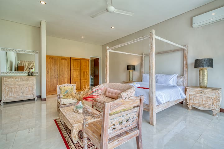 Dhomë gjumi e ndritshme dhe e ajrosur me një krevat dopio "queen"