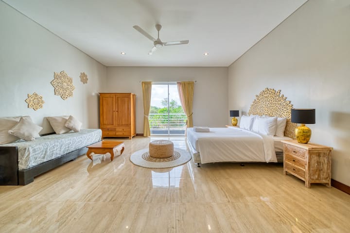 Dhomë gjumi e rehatshme dhe e rehatshme me dekor elegant dhe shtroja prej pelushi