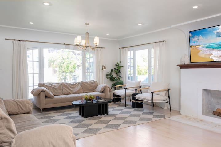 Modern Duplex In Pico Robertson