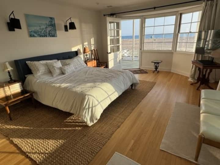 הסוויטה על שפת האוקיינוס הצפוני פונה למאליבו ויש לה נוף לפוינט דום מעל חוף סנטה מוניקה. מיטת קינג סייז בקליפורניה עם מצעים יוקרתיים, צאו למרפסת משותפת מרהיבה המשקיפה על הבריכה, הג'קוזי, הגנים הפרטיים, החוף והטיילת. 