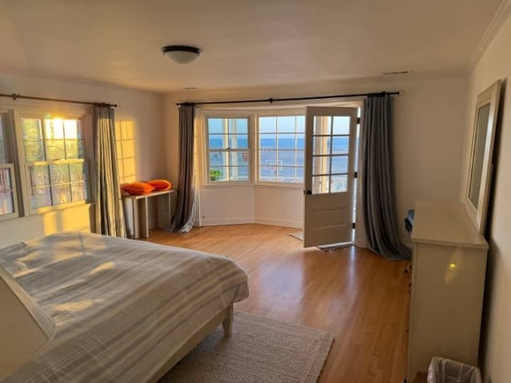 עיצוב הפנים של חדר השינה נועד להשלים את החלק החיצוני המדהים, עם לוח צבעים מרגיע, ריהוט יוקרתי ומיטת קינג סייז שמזמינה רוגע.