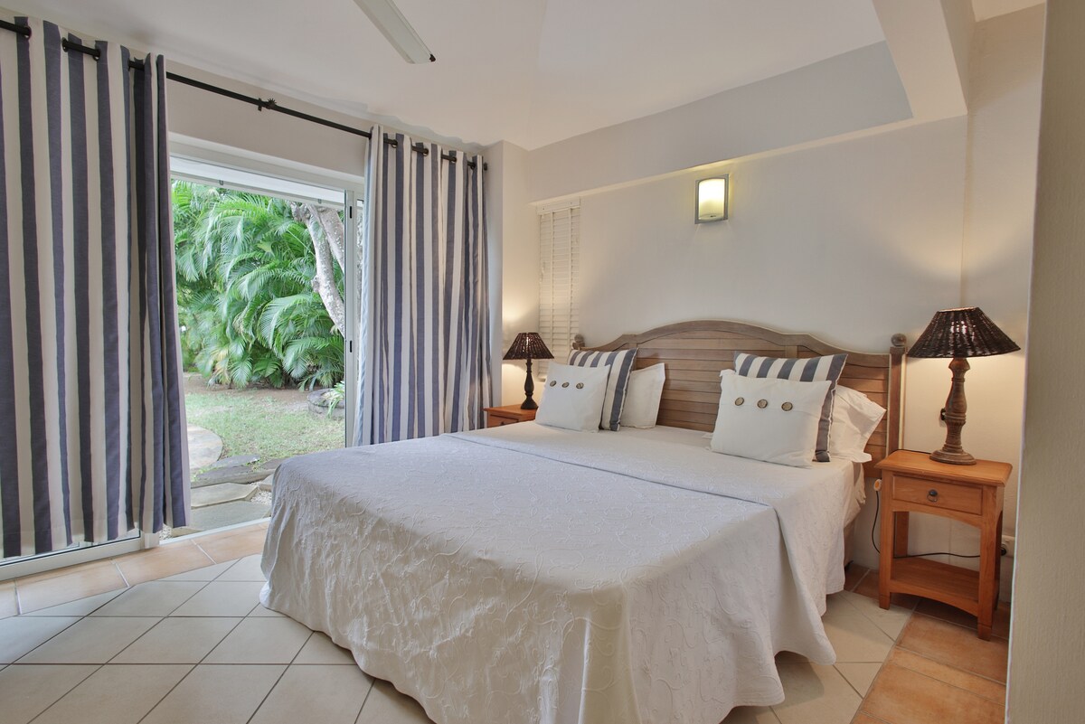 חדר שינה צמוד ראשי הפונה לים המשקיף על הגינה השופעת ועל החוף החולי הלבן. בחדר השינה הזה יש חדר רחצה משלו ומזגן.