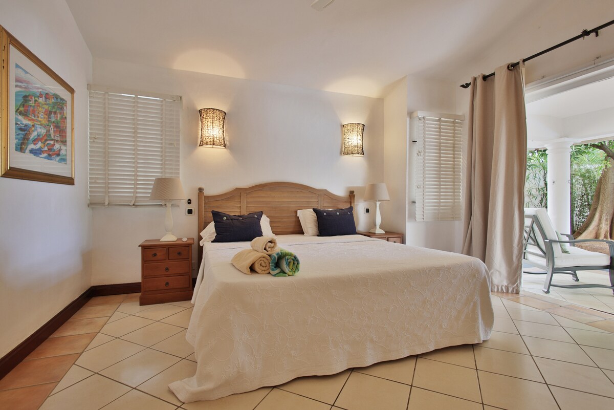 חדר שינה צמוד ראשי הפונה לים עם מרפסת פרטית המשקיפה על הגינה השופעת ועל החוף החולי הלבן. לחדר השינה הזה יש חדר רחצה וארון הליכה משלו ומזגן.