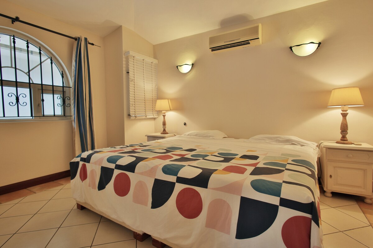 חדר שינה מרווח עם מיזוג אוויר וחדר רחצה משותף. יש אפשרות לשתי מיטות יחיד.