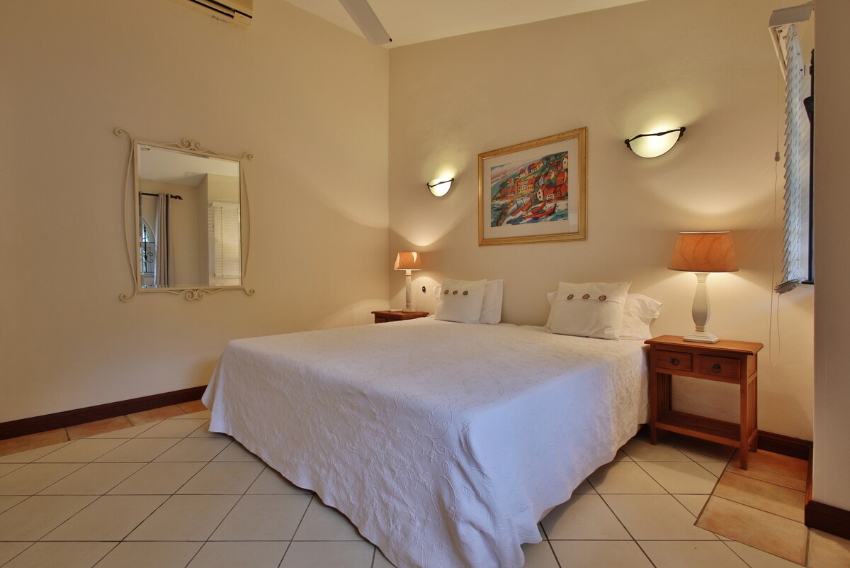 חדר שינה מרווח עם מיזוג אוויר וחדר רחצה משותף. יש אפשרות לשתי מיטות יחיד.