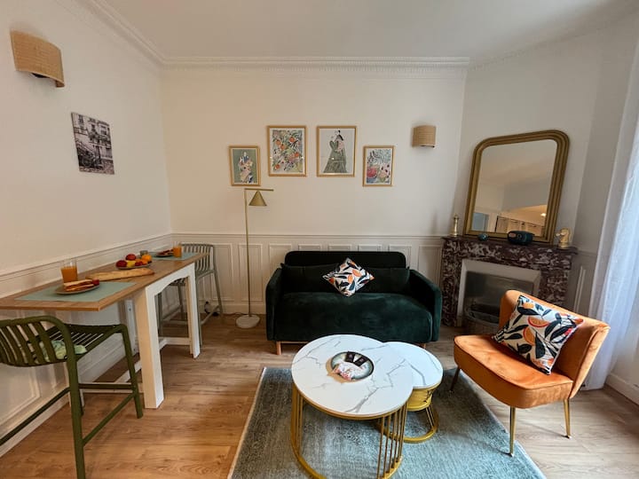 Salon i blagovaonica, vrlo svijetli, s pogledom na unutarnje dvorište.