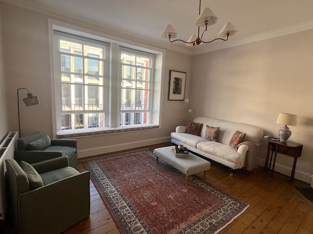 Beautiful spacious 2-bed in Covent Garden