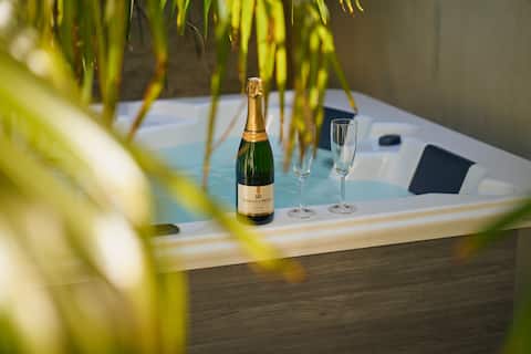 Suite with Private Jacuzzi, heart of Cognac