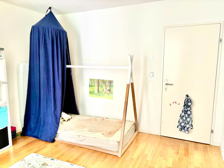 غرفة الأطفال بسرير أرضي (يناسب شخص بالغ). مرتبة بحجم طفل صغير وسرير سفر متاحان عند الطلب. 