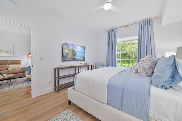 マスターベッドルームには、スマートテレビ、究極の快適さを提供する豪華なマットレス、そして落ち着いたリトリートのために最大限のプライバシーを確保する遮光カーテンが備わっています。