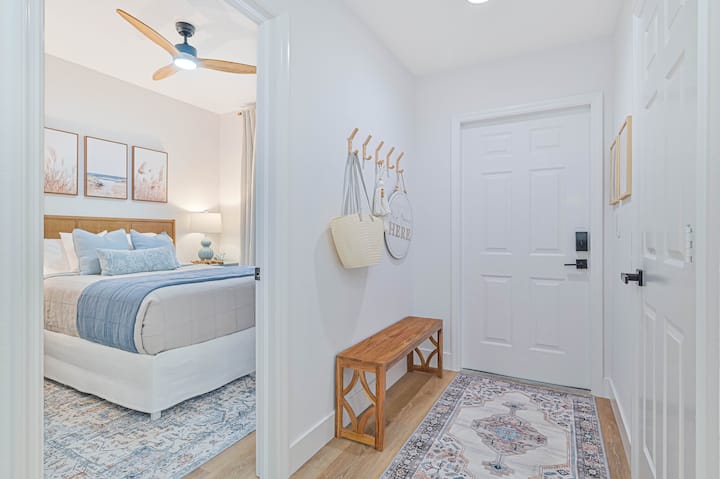 ゲスト用寝室には快適なクイーンサイズベッドがあり、豪華なマットレスと新鮮な新しいリネンが備わっており、ゆったりとした夜を過ごすことができます。