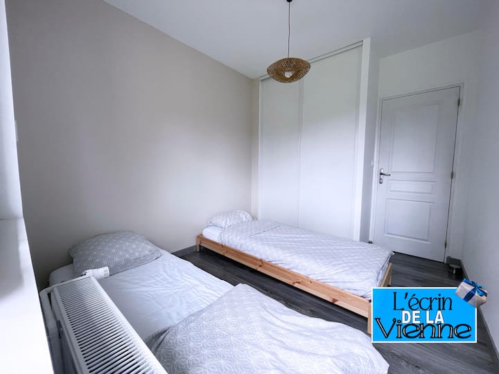 2 შესაძლო კონფიგურაცია:
- 2 ერთადგილიანი საწოლი (80x200)
- 1 ორადგილიანი საწოლი (160x200)