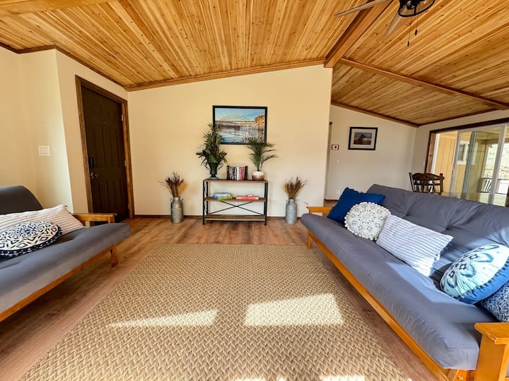 إطلالة أخرى على غرفة النوم/الجلوس في فوتون. مروحة سقف لحركة الهواء بالإضافة إلى مكيف الهواء المركزي للحفاظ على راحة المنزل بأكمله خلال أشهر الصيف الحارة.