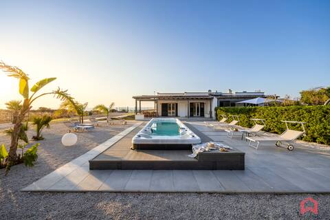 Villa with pool and SPA by the sea