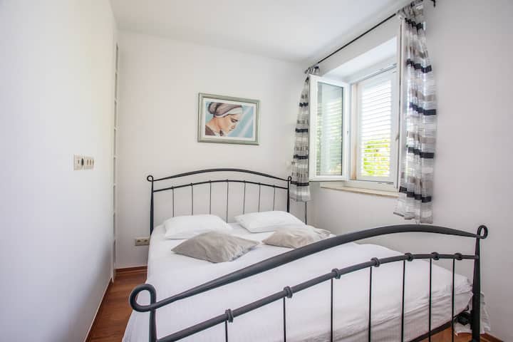 Cozy bedroom featuring a comfortable queen-size bed, perfect for restful nights and peaceful mornings.