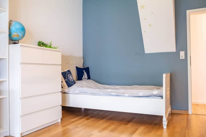 Spavaća soba s radnim stolom, kaučem i ormarom 