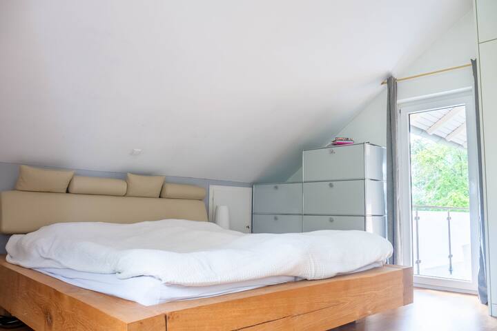 velika spavaća soba s izlazom na balkon