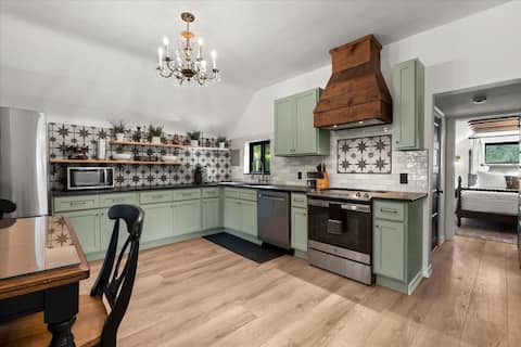 The Holly Hacienda! 2 Bed 2 Bath Downtown Holly!