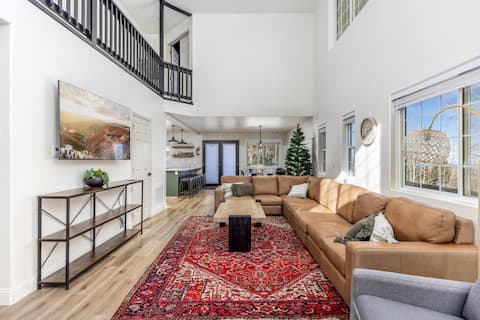 Ski in/Ski out. Hot Tub. Bunk Room. Sleeps 25+