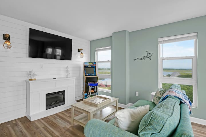 Turtles Haven: Oceanview Condo, Pool, Beach Access - Sneads Ferry, NC