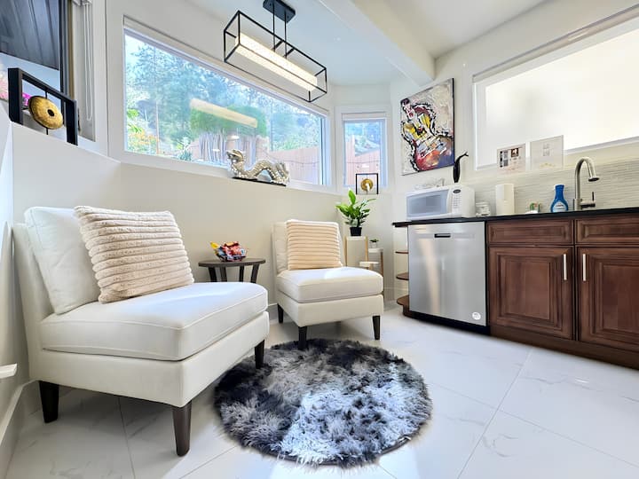 Lake View Poolside Private Suite - ケロウナ