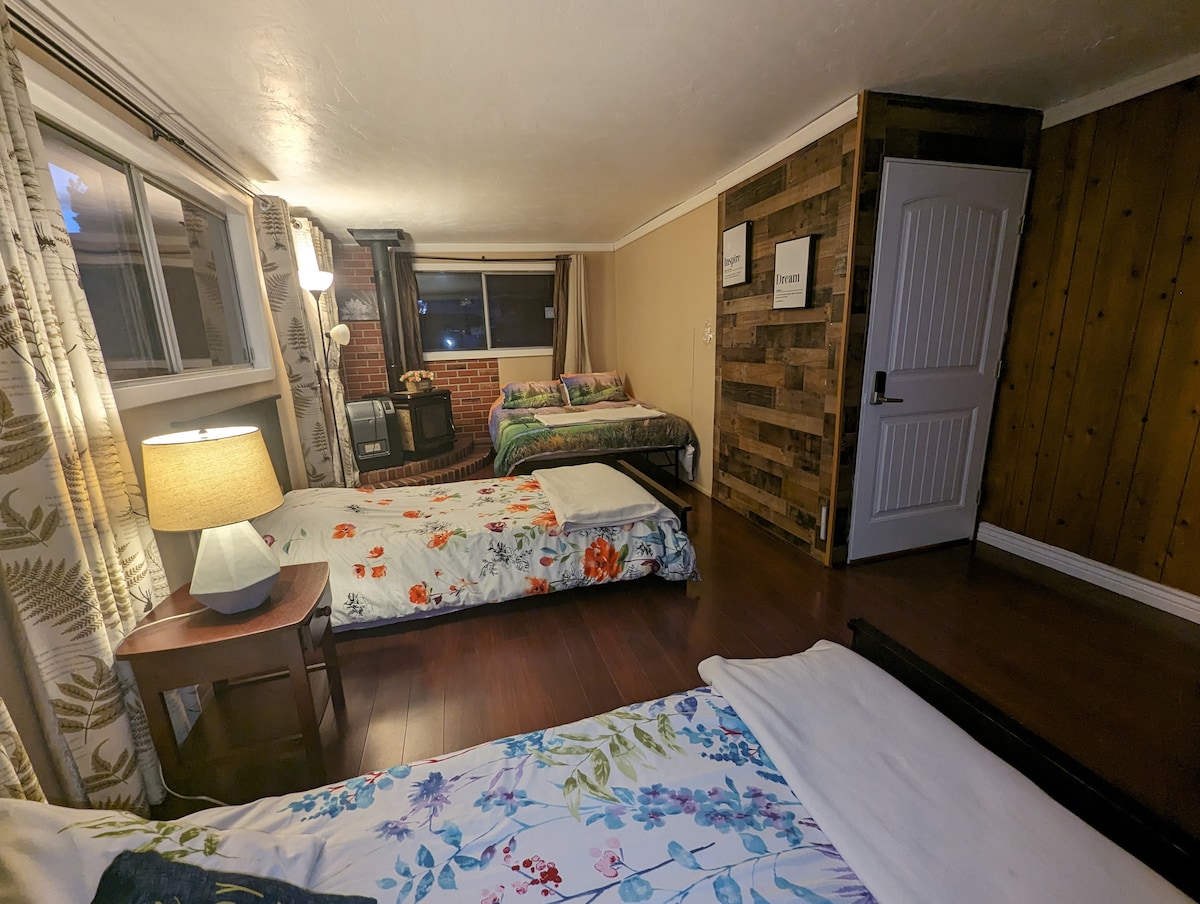 Საწოლი 152 × 203 სმ და ორი ტყუპი საწოლი. Ამ საცხოვრებელში არის სამრეცხაო ოთახიც. 