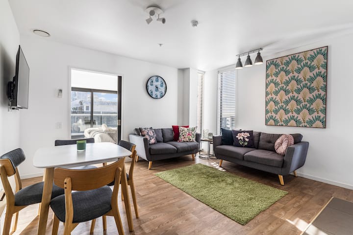 Prime City Location With Carpark And Balcony Views - Auckland