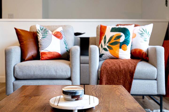 Urban Oasis with Cedar Hot Tub gallery image 2