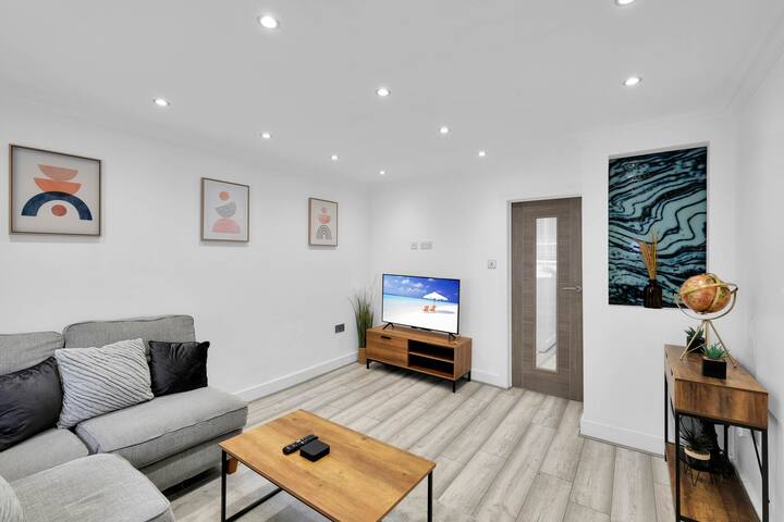 Newly Refurbished 2 Bdr House In A Town Centre - Clovelly