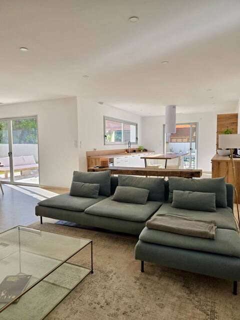 Popular Airbnb listing: Modern Villa in Provence in Pernes Les Fontaines