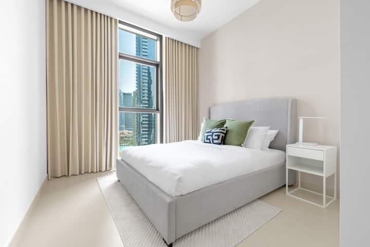 Елегантна спална соба со простран брачен кревет - совршено засолниште за мирен сон.