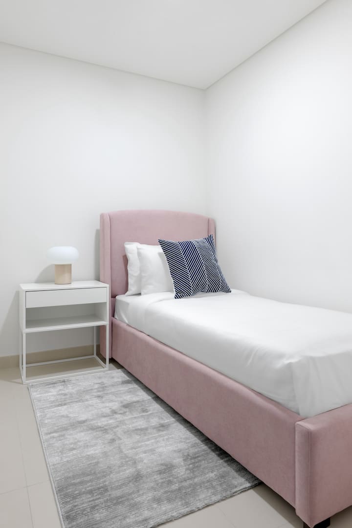 Удобна спална соба со единечен кревет - совршена за мирен ноќен сон и мирно прибежиште.